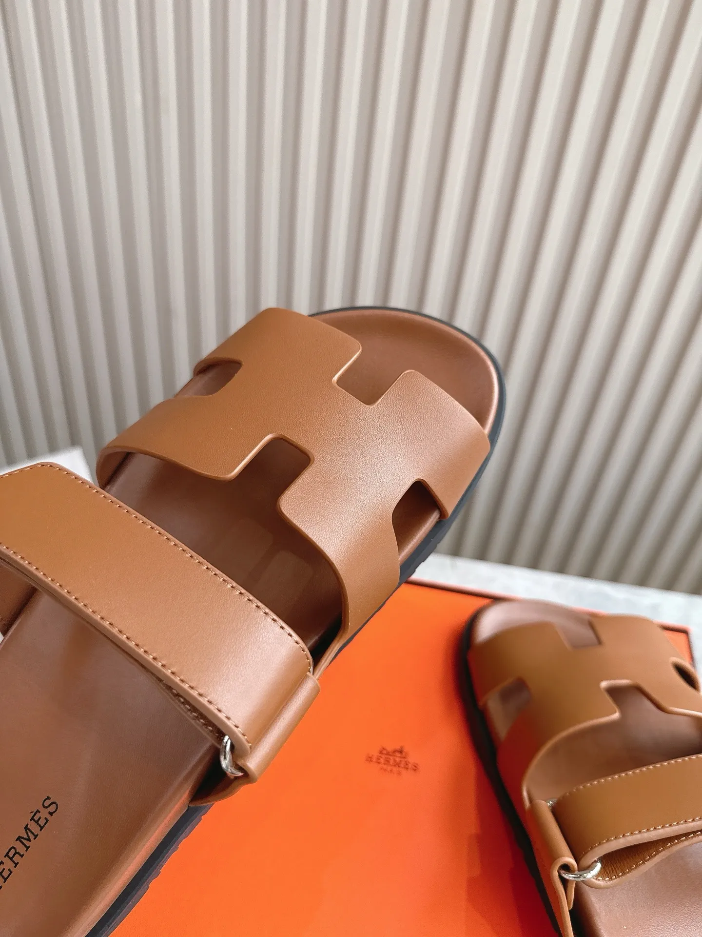 p480🐮🐮Couple model (top version) H family 2024 spring and summer new style HERMES Hermes' recently popular couple model pig nose angle sandals and slippers, paired with various colorful socks, popular. Upper: imported original deerskin (the genuine leather edging is not ordinary super migration). Lining: imported genuine leather. Outsole: Tpu non-slip and wear-resistant outsole. Size: Female 35-42 (40/42 non-returnable and non-exchangeable) Male size: 39-45 (45 non-refundable and non-exchangeable)